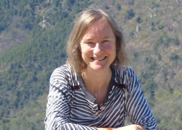 Llicenciada en Filologia Anglogermànica per la UB, Master of Science in Linguistics pel MIT i doctora per la UAB (Teoria Lingüística). Ha estat lectora de català a les universitats de Colònia i Bonn (1992-1996), professora associada de la URV (2000-2010), professora TEU amb venia docendi a l’EUT Bettatur (2001-2010), investigadora JAE-Doc del CSIC (2010-2012) i professora lectora de la URV (2012-2016). Actualment, és professora agregada Serra Húnter al Departament d’Estudis Anglesos i Alemanys de la URV i dirigeix el Màster en Ensenyament i adquisició de l’anglès com a llengua estrangera. Imparteix llengua i lingüística angleses al grau i ensenyament de la gramàtica, la pragmàtica i el lèxic, al màster. Té una àmplia experiència en l’ensenyament de llengües estrangeres - català, anglès i alemany - en diferents nivells i entorns d’aprenentatge. Ha participat en diversos projectes de recerca en lingüística i ha presentat i publicat els seus treballs a Amèrica, Àsia i Europa (https://sites.google.com/site/isabeloltramassuet/).
